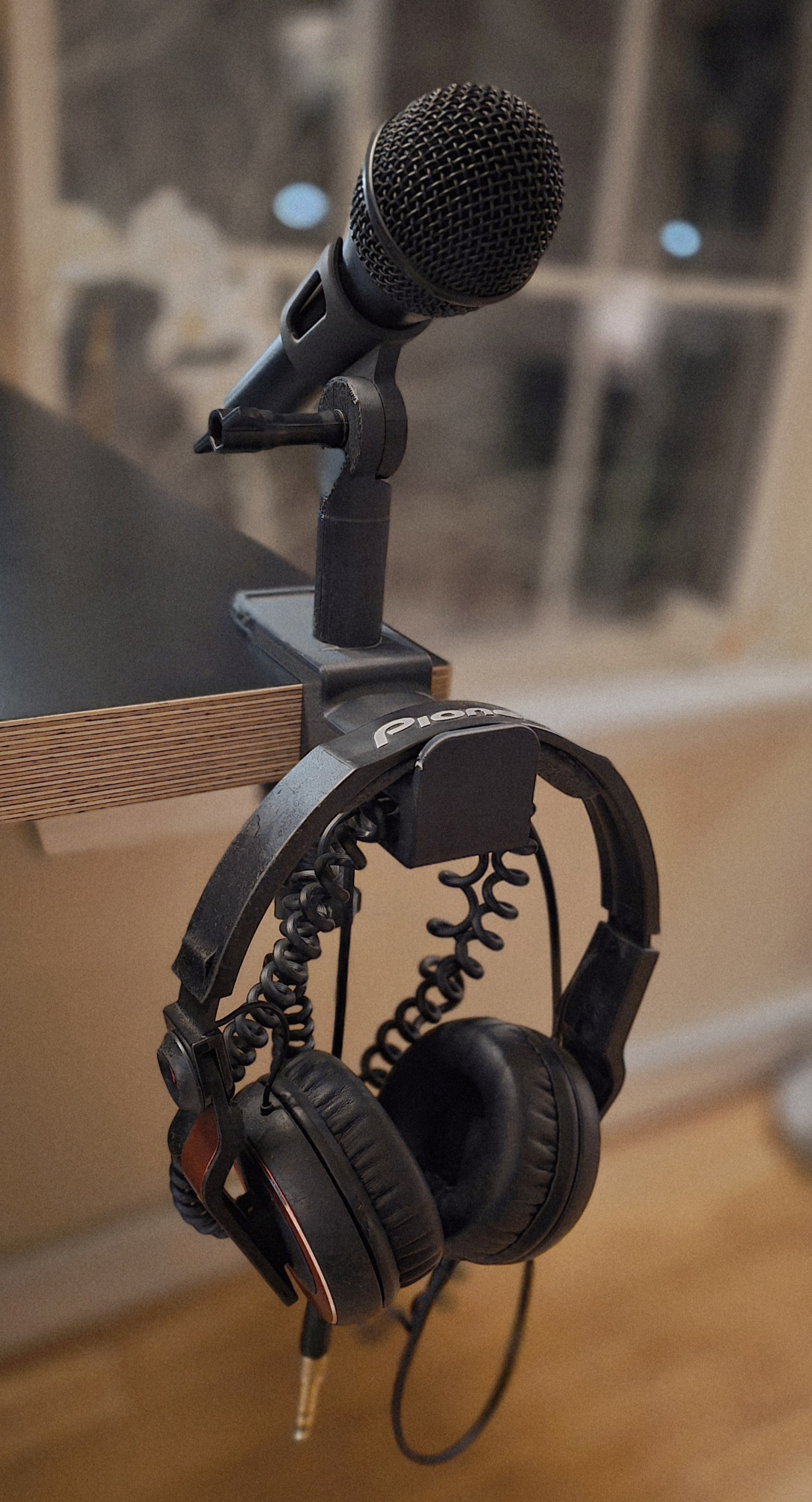 Headphone and mic table clamp angle 2