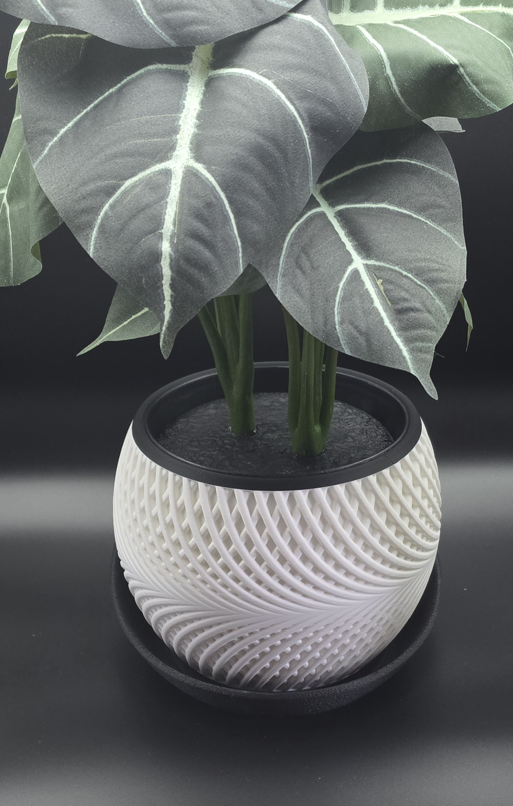 3D printed vase or planter with diamond lattice texture